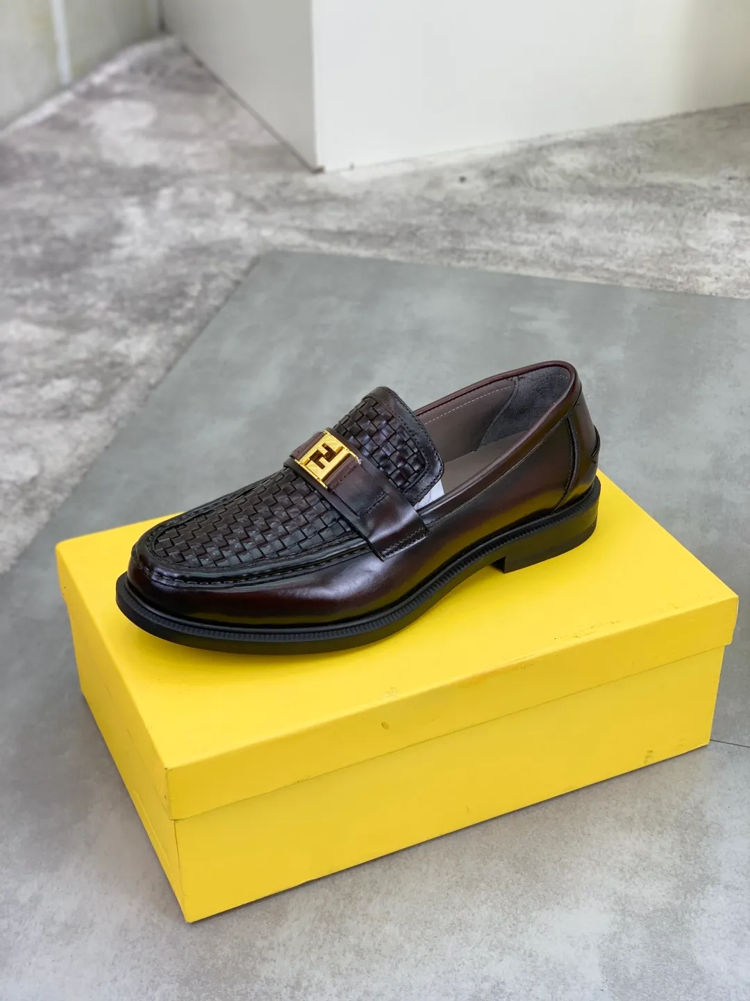​Men's shoes 💰P480💰[New model] Water dyed cowhide 🆘 The latest FENDI (Fendi) new casual leather shoes 🕶️🕶️Simple routing effect, showing an elegant and cool driving shoe 🎬Made of Italian 🇮🇹 imported calfskin + first-layer water-dyed cowhide lining🐂Excellent material🎬Detailed workmanship 🤗Comfortable foot feel➰➰. ​Pair it with any outfit to show your taste and temperament, low-key luxury ♻️Design ​simple and elegant ​noble and fashionable 🍃​Very loved and favored by trendy men 💓❤️Size: 38-44 2⃣️colors available